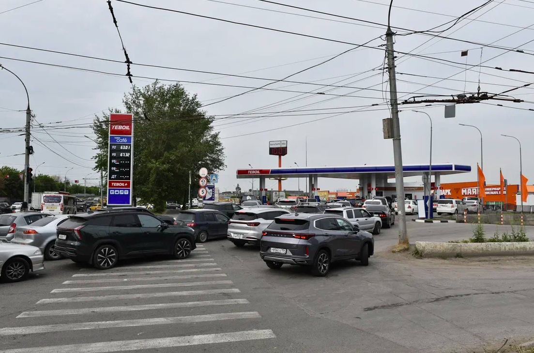 Фото «Уезжайте, бензин закончился»: что происходит на новосибирских АЗС в пятничный час пик – репортаж 2
